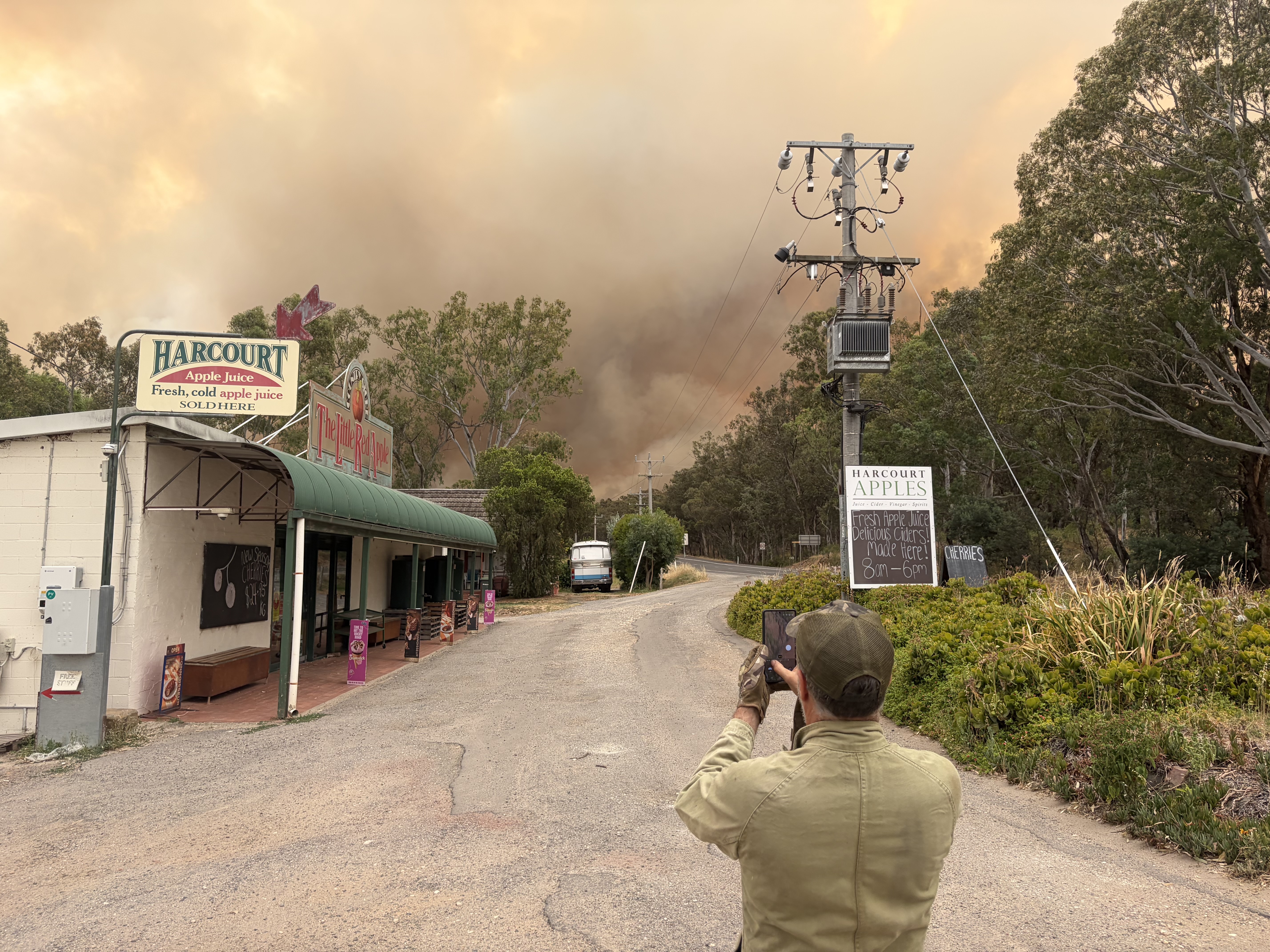 Bushfire smoke over The Little Red Apple at Barkers Creek, 9 January 2026